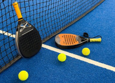 Padel tenis raketi, tenis kortu ve topları. Yüksek kalite fotoğraf