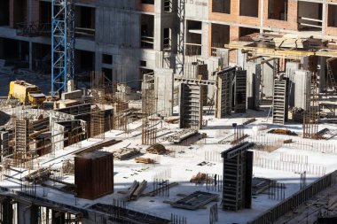 İnşaat işçileri inşaat makinesinde çalışıyor. Binalarda yükseklerde çalışan işçiler için hava platformu. - Evet. Yüksek kalite fotoğraf