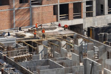 İnşaat işçisi Beton inşaat şantiyesindeki ticari beton döşemeler ve inşaat mühendisi veya inşaat mühendisi müfettişliği müfettişliği sırasında dökülüyor. Yüksek kalite fotoğraf