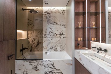 Lüks bir villada geniş bir banyonun içinde. Yüksek kalite fotoğraf