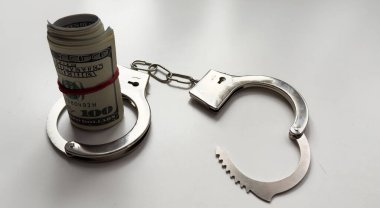 Para ve kelepçeler beyaz arka planda izole edilmiş. Yüksek kalite fotoğraf