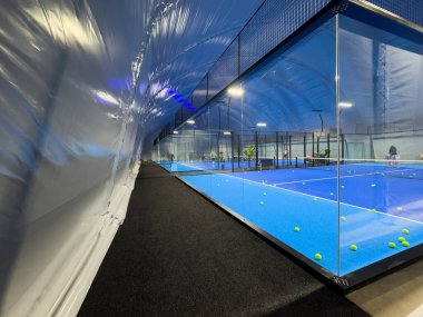 Padel kortu, çizgiler ve kapalı alan. Yüksek kalite fotoğraf