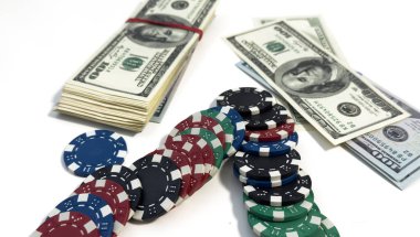 Fişle poker kombinasyonu ve dolar kazanmak. Kumar. Yüksek kalite fotoğraf
