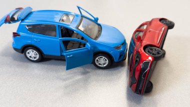 Model oyuncak arabalar yolda kaza yapar. Yüksek kalite fotoğraf