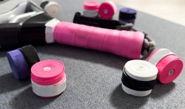 Padel tenis raketi ve raket sarma. Yüksek kalite fotoğraf