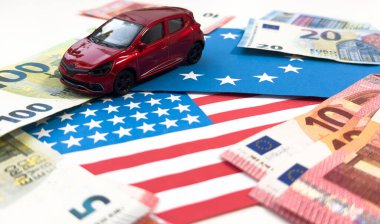 Avrupa Birliği bayraklarıyla ilgili Avro notları. Avrupa Birliği 'nde Çin elektrikli arabaları için vergi. AB ve ABD ticaret savaşı. Yüksek kalite fotoğraf