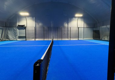 Bir kapalı raket tenis kortu. Yüksek kalite fotoğraf