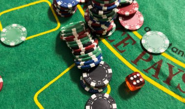 Kumarhane masasında kırmızı zarlar atıyor. Yüksek kalite fotoğraf