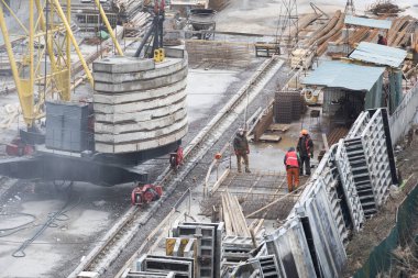 İnşaat mühendisi ekibi standart güvenlik üniforması içinde inşaat alanında çalışıyor. Yüksek kalite fotoğraf