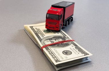 Forklift 'te çalışan memur ve işçi, para, tahsilat, banka transferi ve tasarruf geçmişi ile birlikte iş maliyesi para yüklemesi. Yüksek kalite fotoğraf