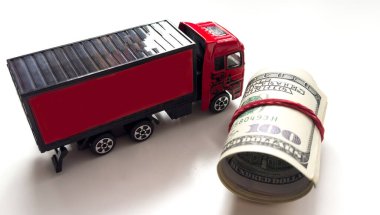 Kırmızı bir oyuncak kamyon, Amerikan parası ruloları. Yüksek kalite fotoğraf