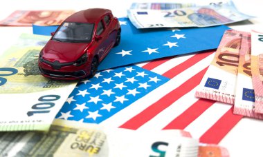 Araba parada ve ABD bayrağında, finans satış sigortası konsepti. Yüksek kalite fotoğraf