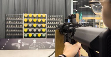  Atıcılar modern bir kapalı alan poligonunda taktiksel atış talimi yapıyorlar. Yüksek kalite fotoğraf