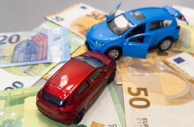 Avro banknotlarının arka planında iki araba kazası. Yüksek kalite fotoğraf