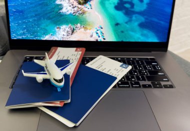 Laptopta pasaportu olan bir uçak. Biletini internetten al. Yüksek kalite fotoğraf