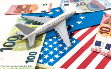  Beyaz uçak dolar üstüne Avro ise yakın plan. Finansal konsept. Turist konsepti. Yüksek kalite fotoğraf