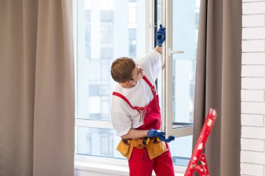 İçeriye plastik pencere kuran işçiler, yakın çekim görüntüsü.