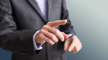 Sanal ekranda hayali bir düğmeye basan bir iş adamı. Yüksek kalite fotoğraf