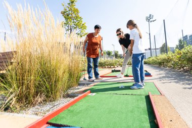 Güneşli bir günde aileleri golf oynayan golfçüler. Yüksek kalite fotoğraf