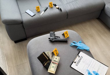 Deliller ve açık gri mermer arka planda suç mahalli işaretleri, düz zemin. Yüksek kalite fotoğraf