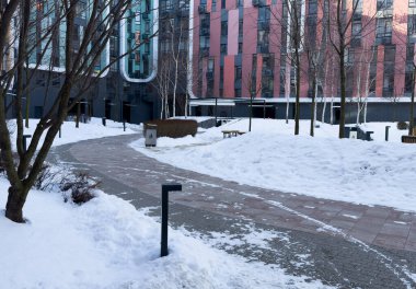 Ukrayna, Kiev - 18 Şubat 2025: Kyiv parkında kış seti. River Mall Parkı. Çok katlı binaların yeni binalarının yanında. Yüksek kalite fotoğraf