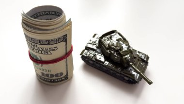 Askeri tank, Amerikan dolarları. Kavram: Ukrayna 'ya askeri ve mali yardım, yüksek silah maliyetleri, Amerika' dan silah tedariği. Yüksek kalite fotoğraf