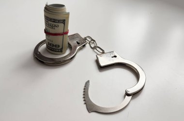 Para ve kelepçeler beyaz arka planda izole edilmiş. Yüksek kalite fotoğraf