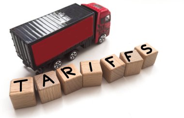  Çin bayrağı ve ABD bayraklarındaki gümrük vergileri için tahta küp bloğu. Amerika Birleşik Devletleri ile Çin arasındaki ekonomik gümrük vergileri ticaret ve vergi bariyerinin sembolü. Yüksek kalite fotoğraf