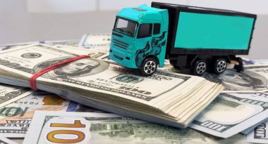 Banknotların üzerinde oyuncak bir kamyon var. Yüksek kalite fotoğraf
