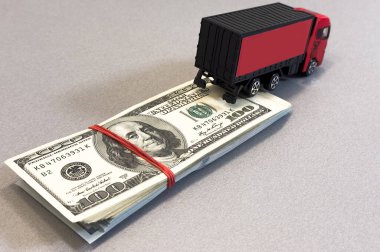 Banknotların üzerinde oyuncak bir kamyon var. Yüksek kalite fotoğraf