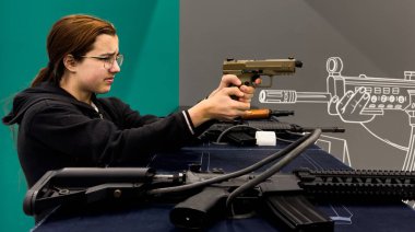  Atıcılar modern bir kapalı alan poligonunda taktiksel atış talimi yapıyorlar. Yüksek kalite fotoğraf