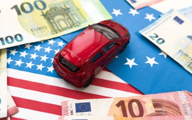 Araba parada ve ABD bayrağında, finans satış sigortası konsepti. Yüksek kalite fotoğraf