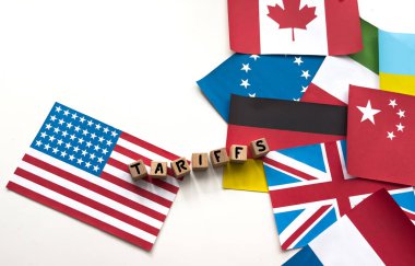 Maski, Hindistan 29 Mayıs 2019: Çin-ABD ticaret savaşı konsepti - Çin ve Amerika Birleşik Devletleri bayrağı ahşap blok harflerle. Yüksek kalite fotoğraf