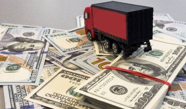 Beyaz arka planda izole edilmiş parası olan oyuncak araba kamyonu. Yüksek kalite fotoğraf