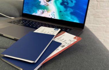 Pasaportlu, laptoplu uçak biletleri. Yüksek kalite fotoğraf