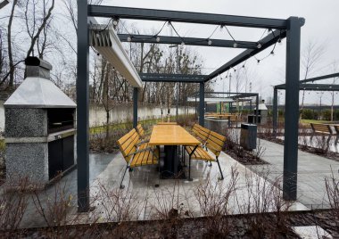 Barbekü alanı ve yemek masası olan güzel bir bahçe. Yüksek kalite fotoğraf