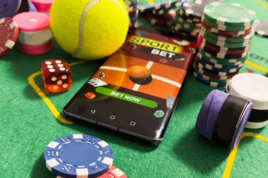 Farklı spor, para ve çipleri temsil eden nesnelerle çevrimiçi bahis oynamanın kavramsal geçmişi. Ön manzara. Yüksek kalite fotoğraf