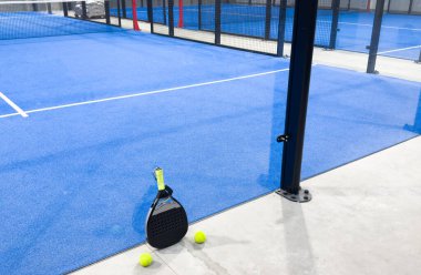 Padel tenis raketi. Kopya alanı olan bir arkaplan. Spor sahası ve toplar. Yüksek kalite fotoğraf