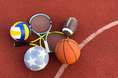 Çeşitli Spor Malzemeleri ve bir sürü farklı aksesuar. Yüksek kalite fotoğraf