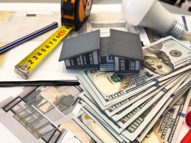 Mimari işyeri üst görünümü. Mimari proje, planlar, masanın üzerindeki şablonlar. İnşaat geçmişi. Mühendislik aletleri. Uzayı kopyala Yüksek kalite fotoğraf