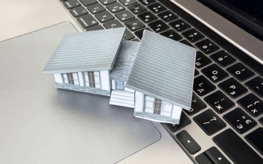 Oyuncak Evi dizüstü bilgisayarda, beyaz grupta izole edilmiş. Yüksek kalite fotoğraf