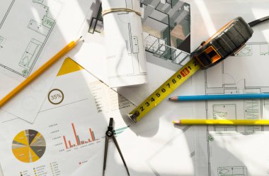 Mimar mühendisinin çalışma masasının planı, tek objeli atış. Yüksek kalite fotoğraf