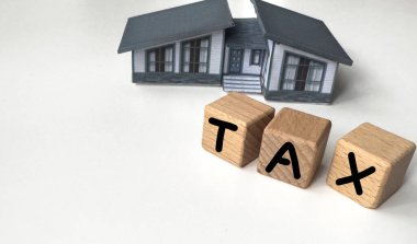 İçinde küçük evler olan yazıt vergisi. Gayrimenkul veya lüks vergilendirme artışı. Vergi ödemeleri. Yüksek kalite fotoğraf