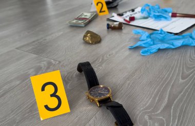 Deliller ve açık gri mermer arka planda suç mahalli işaretleri, düz zemin. Yüksek kalite fotoğraf