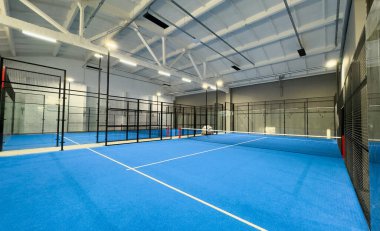  Mavi kortlu yüzgeçli tenis kortu. Yüksek kalite fotoğraf