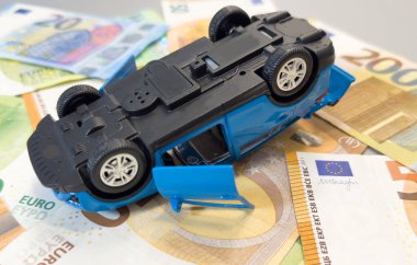 Avro banknotlarının arka planında iki araba kazası. Yüksek kalite fotoğraf