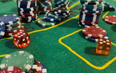 Oyun masasında dramatik ışıklandırmalı poker çipleri. Yüksek kalite fotoğraf