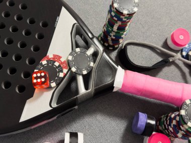 Kumarhane ve Padel tenisi, poker masası, cips. Yüksek kalite fotoğraf