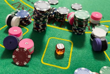 Kumarhane geçmişi. Rulet masası çipleri. Kumarhane teması. Kumarhane ruletinin yüksek kontrastlı görüntüsü, poker oyunu, zar oyunu, kumar masasındaki poker fişleri. Yüksek kalite fotoğraf
