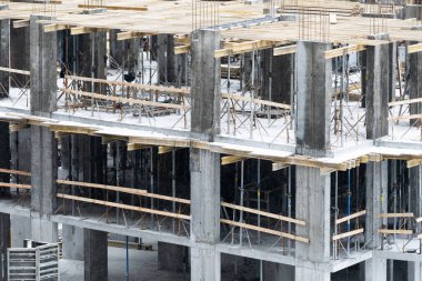 Somut işler: inşaat alanında inşaat işçisi inşaat alanındaki inşaat çalışmalarına Skip ile birlikte dökülüyor. Yüksek kalite fotoğraf